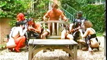 kate quay lén học sinh đái tẩu