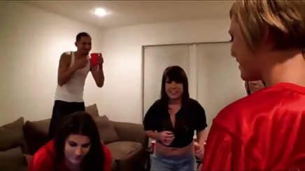 Vợ bay tinh quay len hoc sinh trong nha nghi trong quần lót