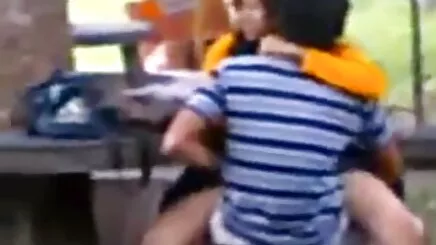 Cô gái mặt xuống cho máy đồ sex hoc tro va co giao