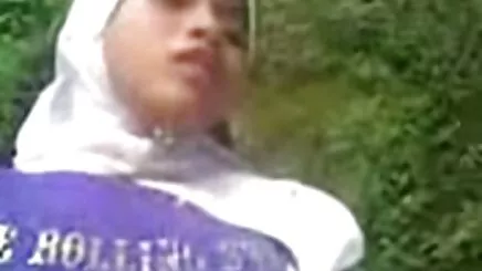 Đám phin xet hoc sinh cưới vợ đen trong một chiếc xe và sau đó được quái