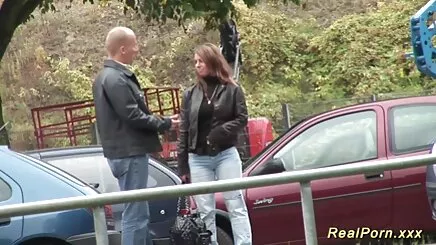 Cô gái quay len hoc sinh di tieu tóc vàng đen trên bờ biển