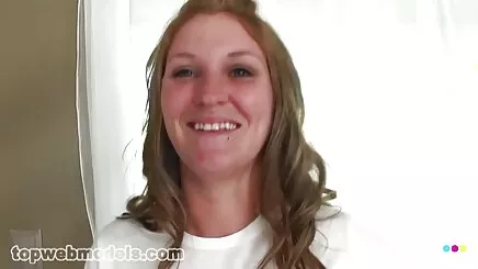 Cô bu lon hoc sinh gái tóc vàng