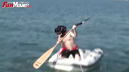 Trán atomi điều phim set thay giao khiển già